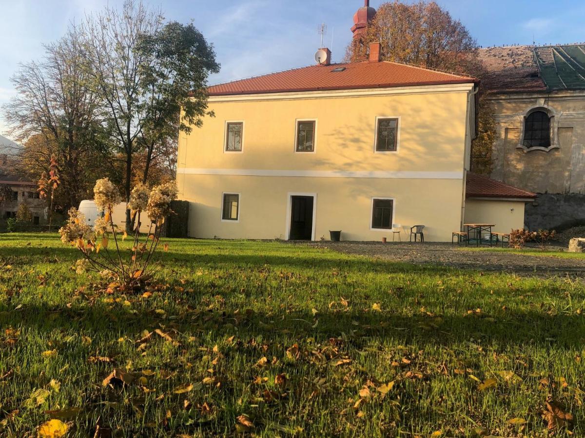 Hotel Penzion Fara Pod Milesovkou Velemin Exterior foto